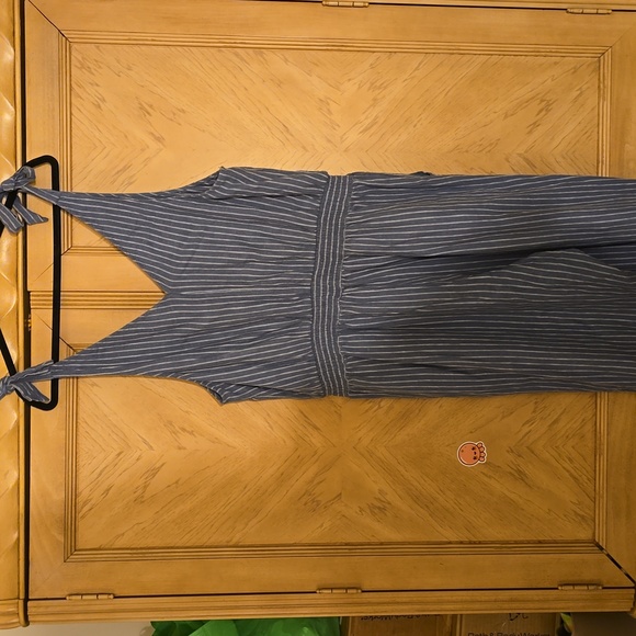 A new day size XXL cropped jumpsuit. Blue and white pinstripes with tied shoulde - Picture 8 of 11